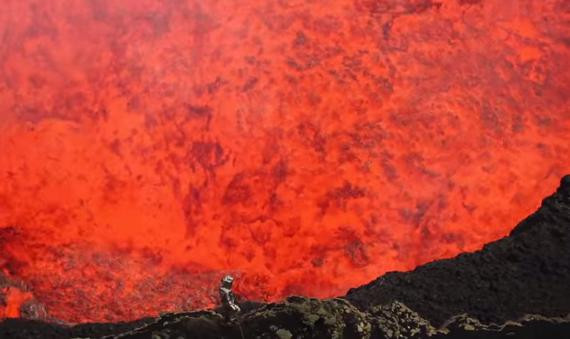 "Fereastra prin care vezi Iadul". Doi exploratori au patruns cu o camera GoPro in interiorul unui vulcan activ. VIDEO