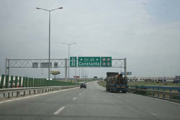 O cisterna cu aditivi s-a rasturnat pe A2 si a lovit o masina. Traficul, blocat din cauza scurgerii de carburant