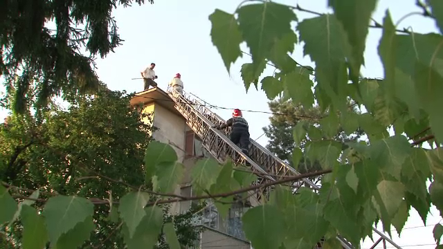 S-a urcat pe un bloc si a protestat pentru ca l-a parasit sotia. Nemultumirile cu care barbatul a trezit tot cartierul