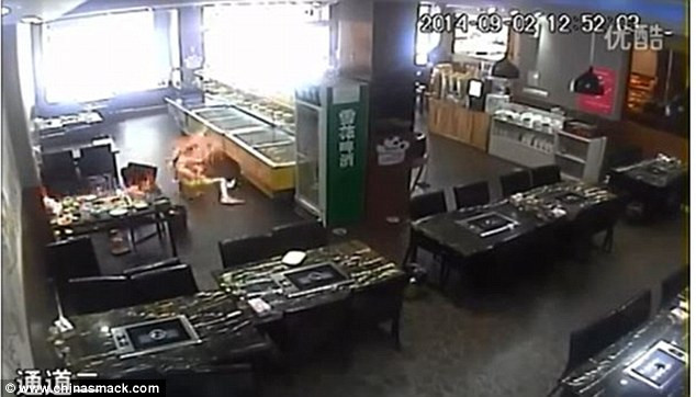 Momentul in care o studenta este cuprinsa de flacari intr-un restaurant, dupa ce chelnerita a turnat gaz pe o plita incinsa