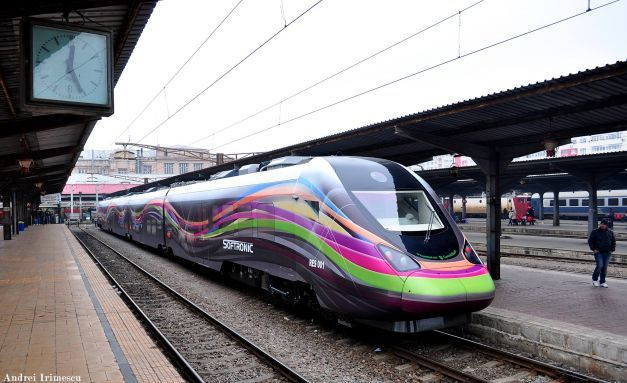 Party in tren: Oricine poate calatori cu propriul tren inchiriat de la CFR Calatori. Cat costa o astfel de distractie! VIDEO