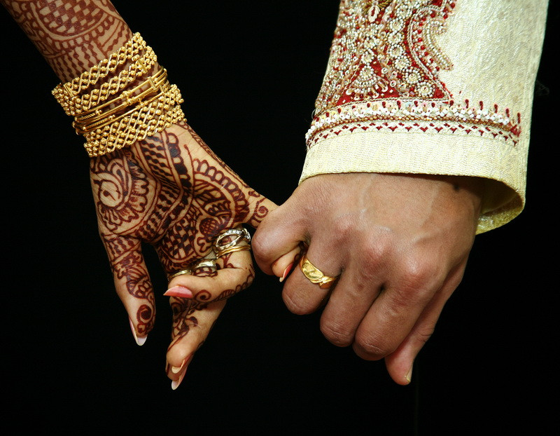 Motivul pentru care o tanara din India a fost obligata de parinti sa se marite cu un maidanez. "Nu sunt deloc fericita"