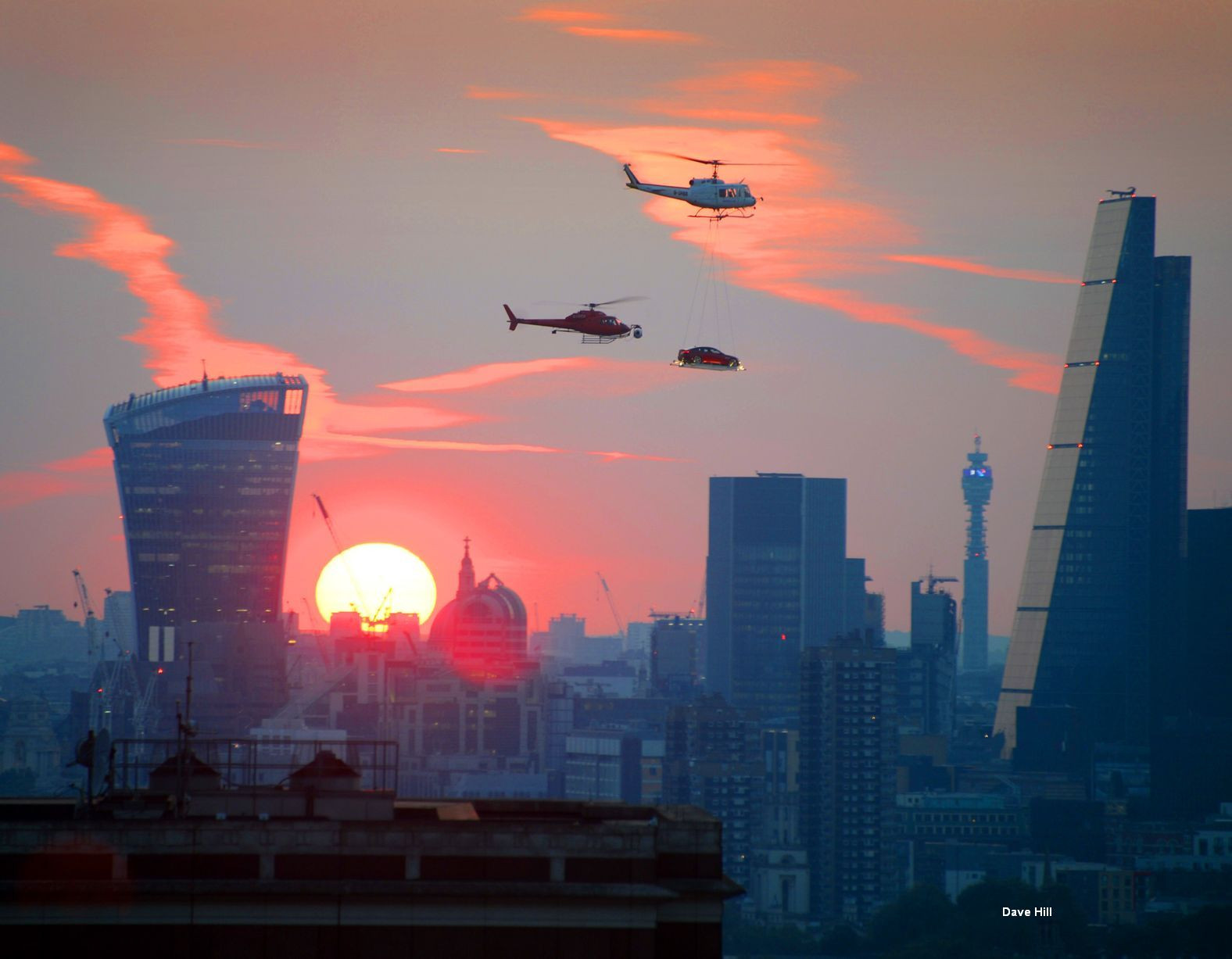 “Asa ceva numai in Londra se putea intampla”. Ce au fotografiat mai multe persoane, pe cerul orasului. FOTO