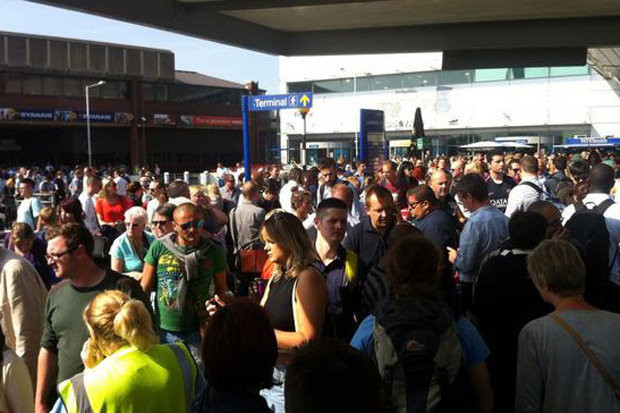 Un pachet suspect a fost gasit pe un aeroport din Londra. Pasagerii au fost evacuati si au fost chemati genistii