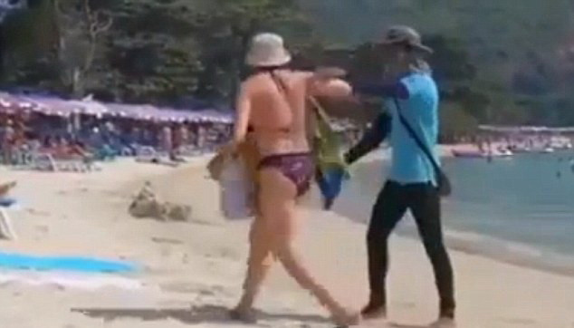Scandal pe o plaja din Thailanda. De ce a fost imbrancita si gonita o turista din Rusia