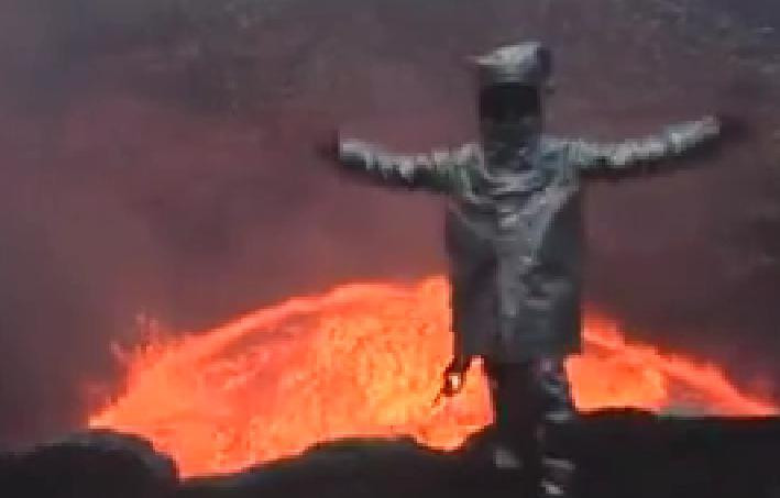 Imagini cu un barbat intrand in craterul unui vulcan activ din Vanuatu