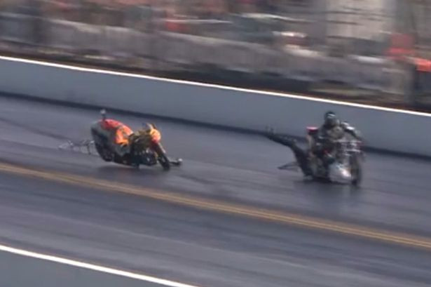 Un motociclist a scapat ca prin minune dintr-un accident ce i-ar fi putut fi fatal. VIDEO