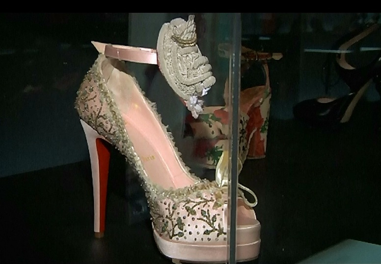 De la incaltarile cu platforma din lemn la tocurile cui moderne. Istoria pantaofilor "care fac piciorul frumos", in imagini