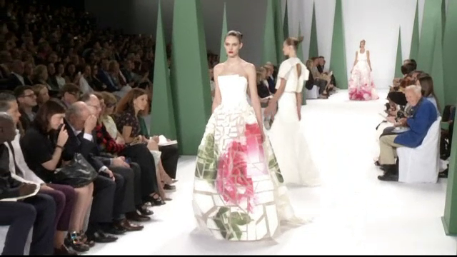 Carolina Herrera s-a inspirat din culorile florilor pentru saptamana modei de la New York. Ultima ei colectie a impresionat
