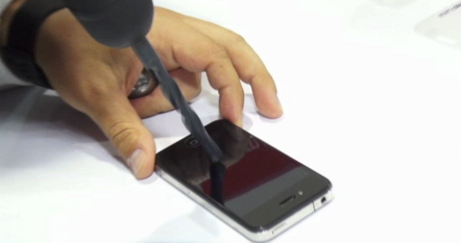 IFA Berlin 2014. Folia care iti protejeaza telefonul de bormasina si carcasa care isi schimba culoarea la soare