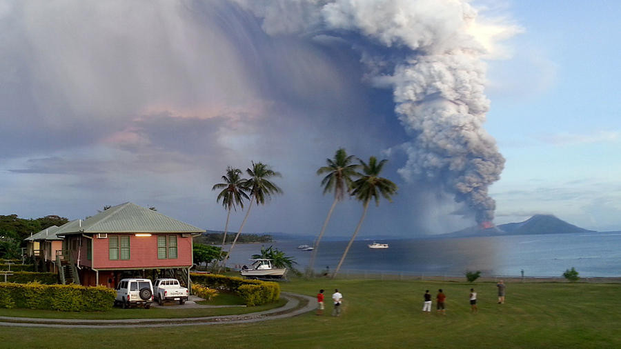 Peste 8.000.000 de oameni au vazut clipul: Eruptia unui vulcan, surprinsa de un turist! VIDEO
