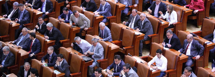 Deputatii au votat reducerea CAS cu 5 procente si amnistierea fiscala a pensionarilor, mamelor si bugetarilor