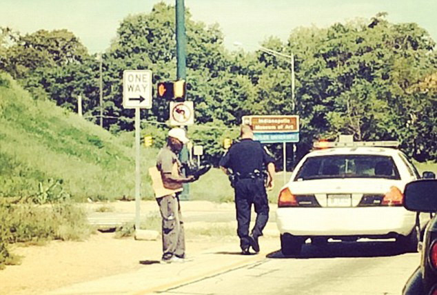 Moment emotionant in Statele Unite. Un politist si-a donat incaltamintea unui om al strazii