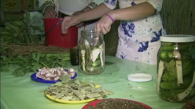 Acriturile care ne fac viata mai dulce. Chef FOA si Chef Adrian Hadean ne invata cum se prepara zacusca sau muraturile