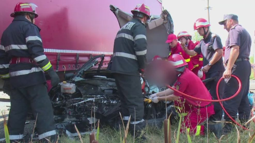 O tanara de numai 28 de ani a murit, dupa ce a intrat cu masina sub un TIR. Cea mai probabila cauza a accidentului