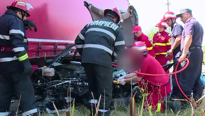 Accident grav pe A1. O tanara de 28 de ani a murit dupa ce a izbit violent un TIR