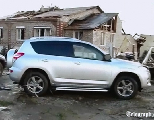 La un pas de-a fi luat de o tornada. Soferul abia iesise cu masina din garaj cand cladirea a fost spulberata de vant