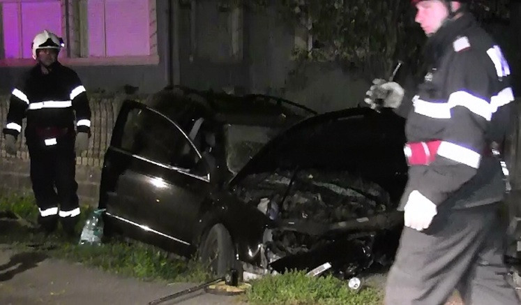 A pierdut controlul volanului si a intrat cu masina intr-un cap de pod. Prietenul soferului nu a supravietuit impactului