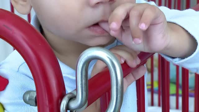 COPIII care nasc COPII. Varsta fetitelor din Constanta care nasc si isi abandoneaza pruncii scade alarmant