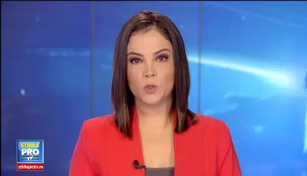 O femeie, prinsa sub o masina care a dat cu spatele, dupa ce ar fi lesinat pe strada. Soferul nu a vazut-o