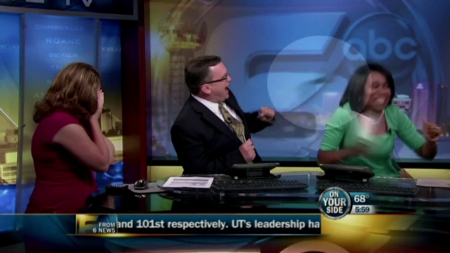 Reactia unor prezentatori din SUA dupa ce un liliac a inceput sa zboare prin studioul unei emisiuni