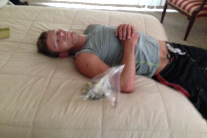 Un hot din Florida a adormit in casa victimei pe care o jefuia. Barbatul a fost gasit de menajera pe un pat, alaturi de prada