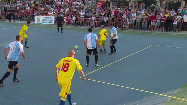 Meci amical al "generatiei de aur", la Targoviste. Spectatorii, cuceriti de pasele lui Belodedici si golurile lui Vladoiu