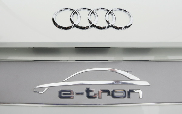 Audi relanseaza una dintre cele mai tari masini din lume. Cum arata "bijuteria" germana a anului 2015. GALERIE FOTO