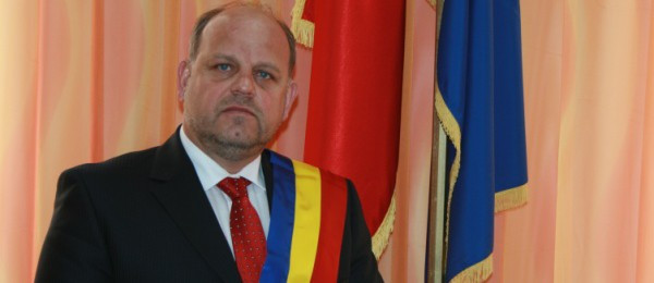 Primarul din Radauti, ridicat de DNA, fiind suspectat ca ar fi santajat un consilier local