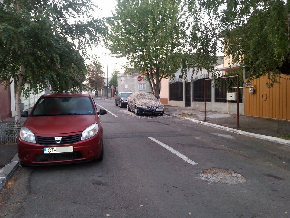 Cea mai "pufoasa" farsa facuta unui prieten. Un tanar din Constanta si-a gasit masina acoperita in totalitate cu fulgi