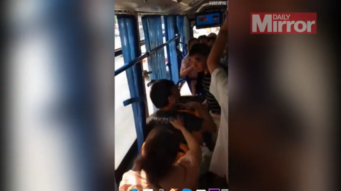 Un tanar din China a provocat un scandal dupa ce nu si-a cedat locul de pe scaun unui batran. Ce s-a intamplat cu el