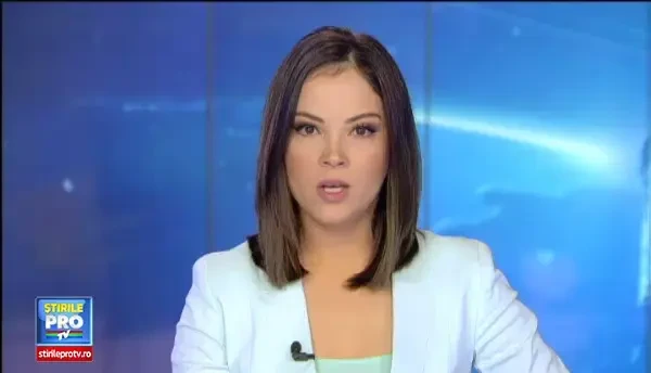 Chipul Maicii Domnului, in prispa casei. Descoperirea facut de un barbat din Galati i-a adunat pe toti vecinii in curtea sa