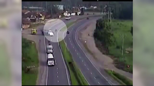 Cascadoria care i-a salvat viata unui motociclist. Ce a facut cand s-a trezit in fata cu un camion