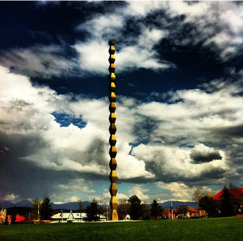 Coloana Infinitului, vandalizata de o fetita de 12 ani, care a scris S+S=BFF. Scuza uluitoare gasita de mama tinerei