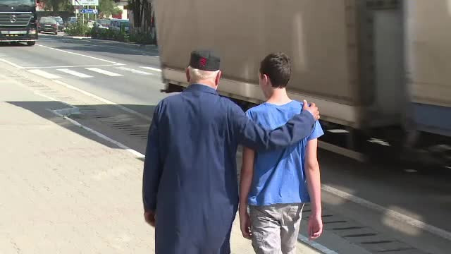 Bunicii au ajuns sa se imprumute de la CAR pentru a nu-si trimite nepotii la scoala cu mana goala. "Il rog doar sa invete"