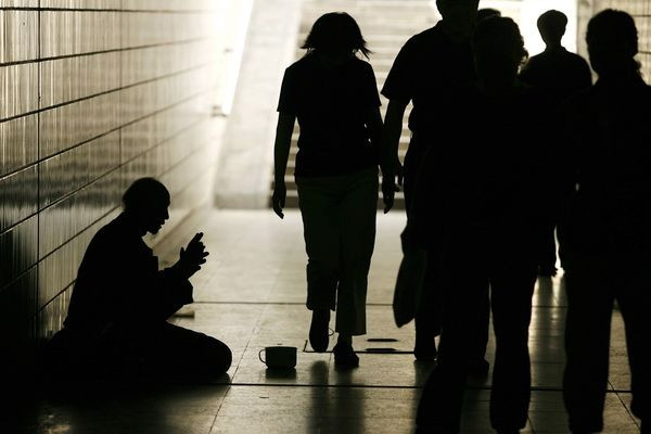 Povestea cersetorului din Romania cu 3 BMW-uri, care sta la hotel. Este IT-ist, dar castiga mai bine din mila oamenilor