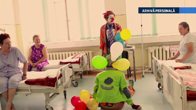 Terapie prin arta la un spital din Cluj. Pacientii uita de durere in compania actorilor