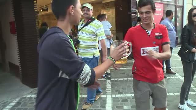 Moment inedit la Festivalul Berii din Brasov. Zeci de oameni au format un lant uman "de halbe" pe o distanta de 800 de metri