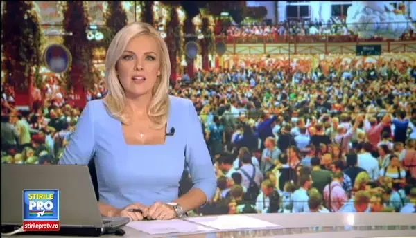 Moment inedit la Festivalul Berii din Brasov. Zeci de oameni au format un lant uman de halbe pe o distanta de 800 de metri