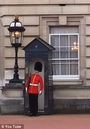 Pedeapsa dura primita de soldatul din garda palatului Buckingham, care a fost filmat in timp ce patrula in pasi de dans.VIDEO