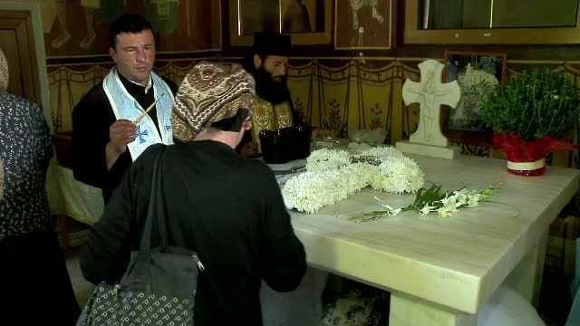 Sute de pelerini au mers la Manastirea Dervent. Toti au vrut sa atinga o cruce despre care se spune ca vindeca bolile