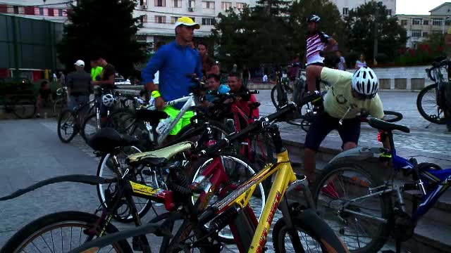 Tot mai multi romani se relaxeaza pe biciclete dupa munca. In toata tara nu sunt insa mai mult de 200 de km de piste