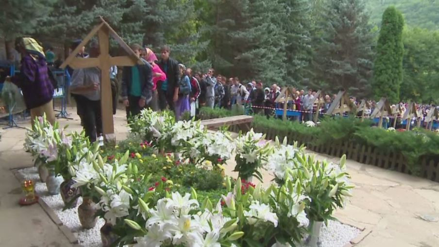 Sute de credinciosi s-au inchinat duminica la mormantul parintelui Arsenie Boca. A fost ziua hramului la Manastirea Prislop