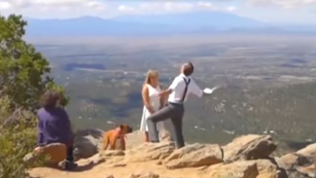 Si-au reinnoit juramintele la altitudine. Ce putea sa se intample le-ar fi schimbat tragic viata. VIDEO