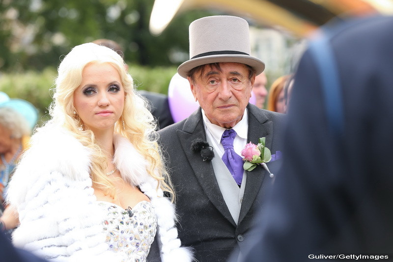 Un miliardar de 81 de ani, care a incercat sa o cucereasca si pe Kim Kardashian, s-a insurat cu un model Playboy de 24 de ani