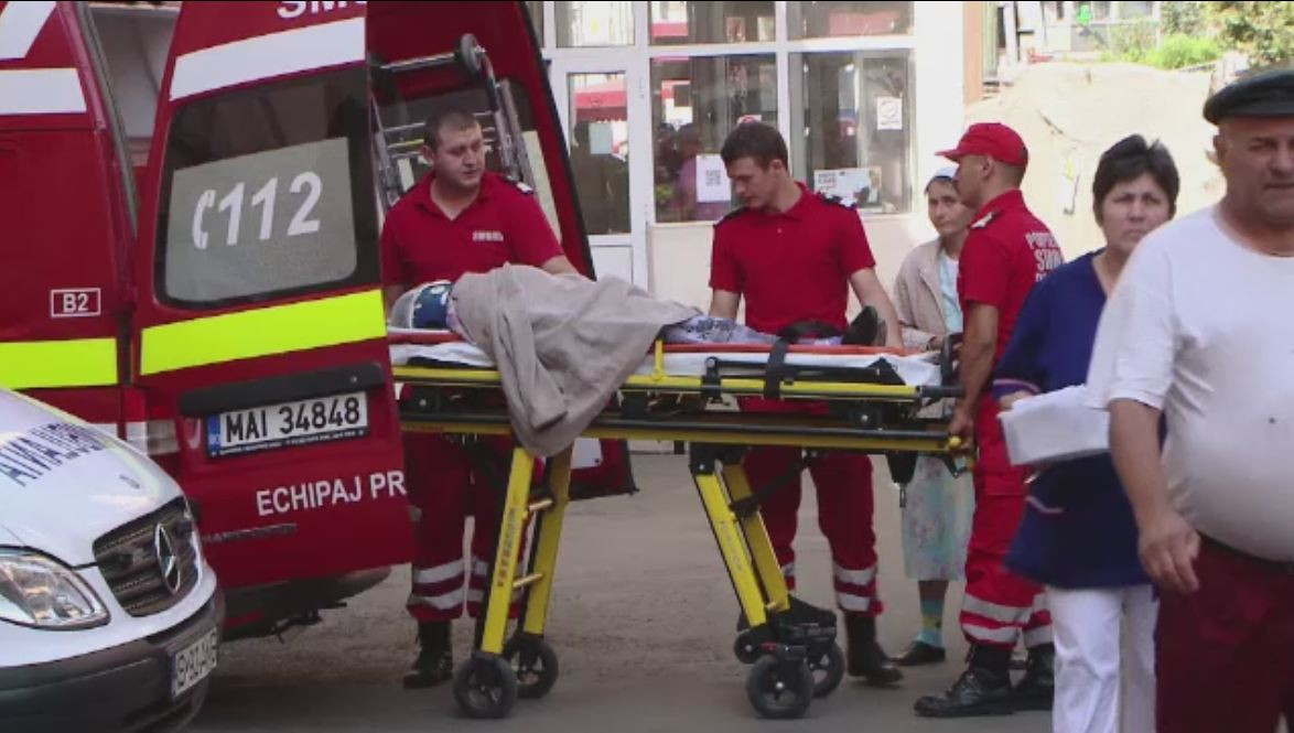 Bolnav de gelozie, un barbat din Iasi si-a injunghiat mortal fosta iubita. Cele 3 fete ale femeii, martore la intreaga scena