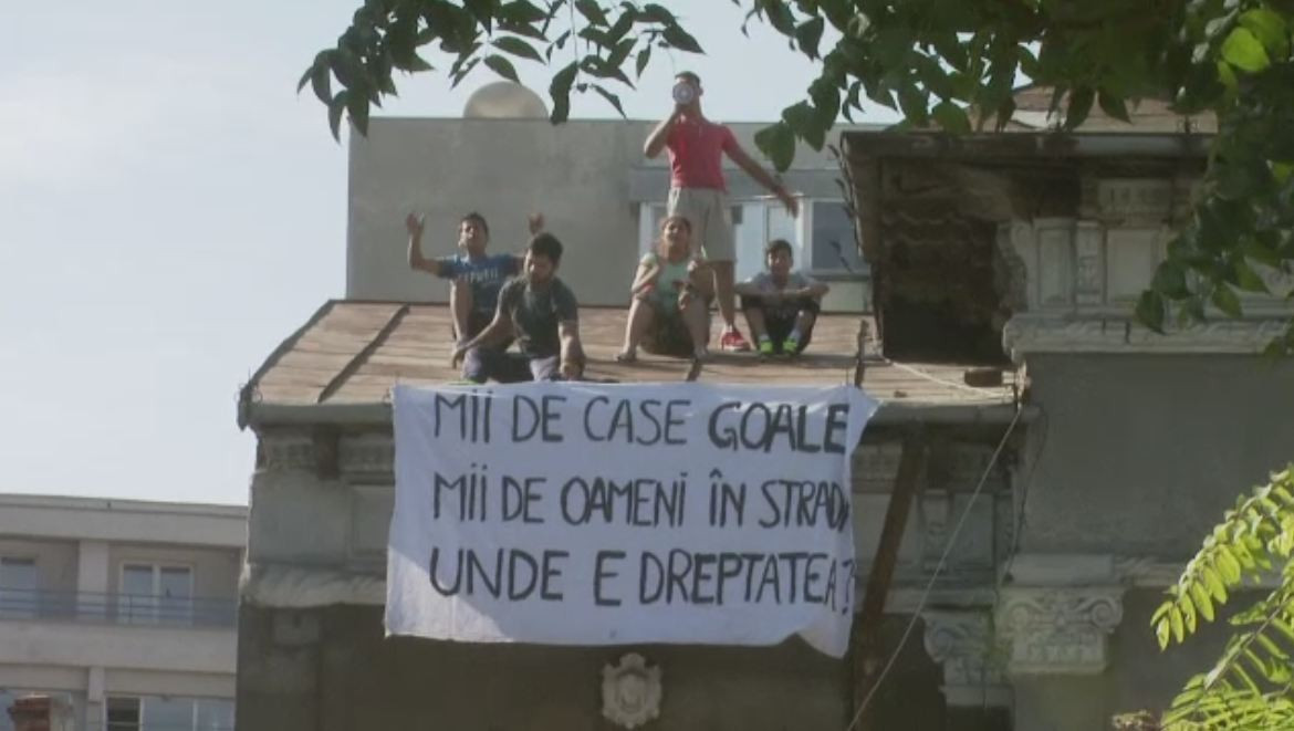 Evacuare cu scandal in centrul Capitalei. 100 de persoane protesteaza pentru ca sunt date afara din cladiri ocupate ilegal