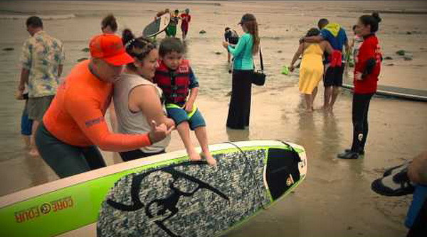 Motivul pentru care si-a aruncat fiul in ocean te va face sa plangi. Ce face el este o lectie de viata! VIDEO