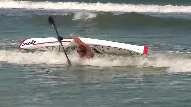 Radu Mazare, salvat de bodyguarzi dupa ce s-a rasturnat cu o canoe. "Asa-i in viata, te ineci ca tiganul la mal"