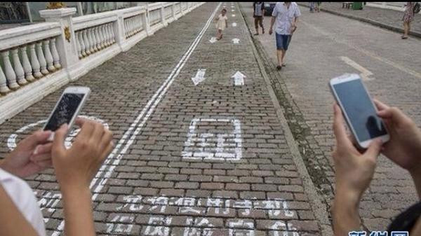 Chinezii au creat o banda pietonala pentru utilizatorii de smartphone care nu-si ridica ochii din telefon. Reactia acestora